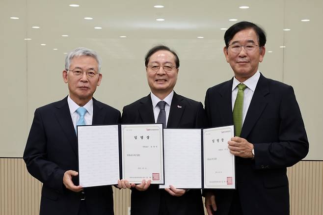 오희목 석좌교수(왼쪽)과 이중기 석좌교수(오른쪽)에 임용장을 수여하는 강대임 UST 총장. UST