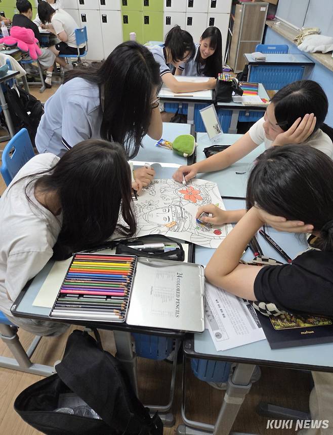 부여여중 학생들이 스스로 만든 규약을 지키기 위한 포스터 제작에 골몰하고 있다.