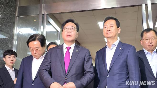 송언석 국민의힘 원내대표가 2일 내란특검 압수수색 시도에 반발해 국회의장실 항의 방문 후 취재진을 만나고 있다. 임현범 기자