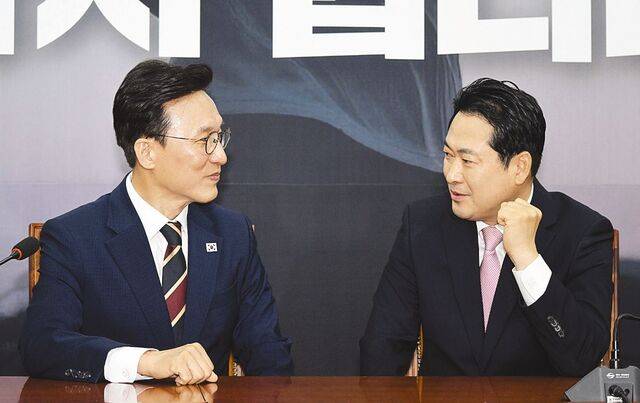 김민석(왼쪽) 국무총리가 1일 장동혁 국민의힘 대표 취임 인사차 국회를 찾아 대화하고 있다. 김 총리와 장 대표는 이날 회동에서 이재명 대통령과의 회담을 포함한 협치 방안에 대해 논의했다. 이병주 기자