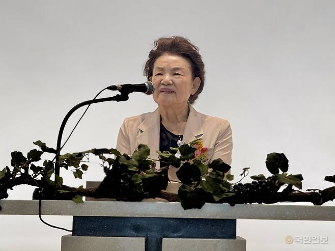 신달자 시인이 2일 충남 천안 백석대 창조관에서 열린 '광복 80주년 특별기획전 불꽃 소녀, 별빛 청년 개관식에서 격려사를 전하고 있다.