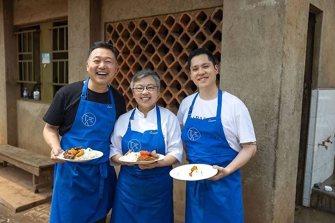 우간다 현지에서 환하게 웃고 있는 박성배 조희숙 서현민 셰프(왼쪽부터). 한국컴패션 제공