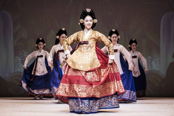 13일 열리는 수원문화재단 ‘무에서 유를 짓다’ 공연 중 경기도무용단의 ‘태평무’ 무대. 경기아트센터 제공