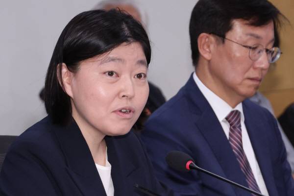 ▲임은정 서울 동부지방검찰청장이 지난달 29일 검찰개혁 긴급공청회에 참석해 정성호 법무부 장관이 검찰개혁 5적에 장악돼 있다고 말하고 있다. 사진=연합뉴스