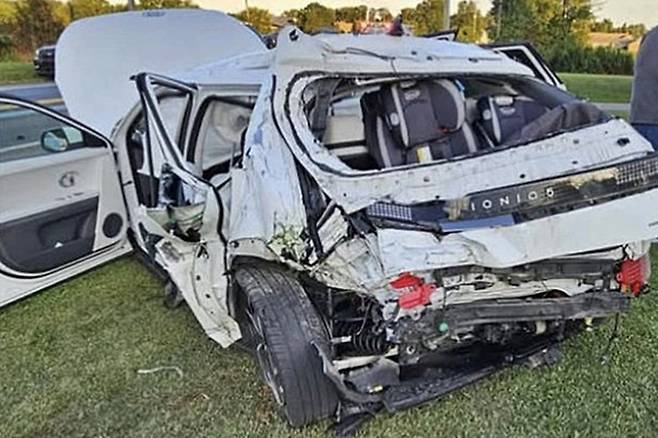 셰인 배럿이 게재한 아이오닉5 후방 추돌사고 현장 사진 [사진출처=셰인 배럿 SNS]