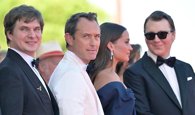 31일(현지시간) 이탈리아 리도섬의 베네치아영화제 ‘크렘린의 마법사’ 프리미어 상영에 등장한 배우들. 왼쪽부터 단드레이 자야츠, 주드 로, 알리시아 비칸데르, 폴 다노. [EPA·연합뉴스]