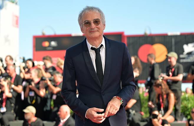 ‘크렘린의 마법사’를 연출한 프랑스 감독 올리비에 아사야스가 31일(현지시간) 베네치아영화제에 등장한 모습. 그는 ‘이마 베프’ ‘퍼스널 쇼퍼’ ‘논-픽션’ 등을 연출한 바 있습니다. 개인적으로는 올리비에 아사야스가 연출한 ‘클라우즈 오브 실스마리아’를 애정합니다. [EPA·연합뉴스]