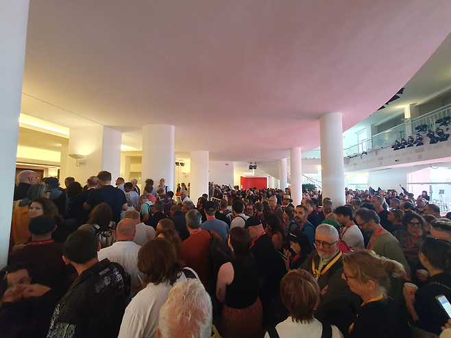 31일(현지시간) 이탈리아 리도섬 베네치아영화제 ‘크렘린의 마법사’ 상영을 앞두고 살라 그란데 극장 입장을 기다리는 관객들. 오전 가장 빠른 타임에도 불구하고아사야스 감독의 신작을 확인하려는 관객들로 인산인해를 이뤘습니다. [김유태 기자]