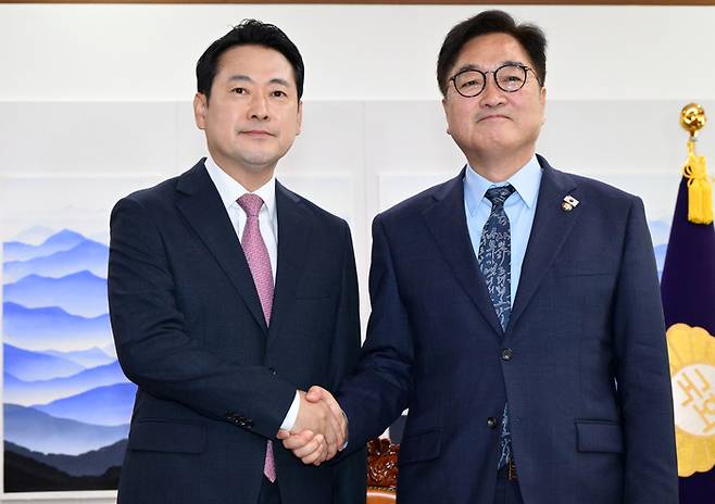 장동혁 국민의힘 대표가 2일 서울 여의도 국회에서 우원식 국회의장을 예방, 기념 촬영하고 있다. [사진 출처 = 공동취재단, 연합뉴스]