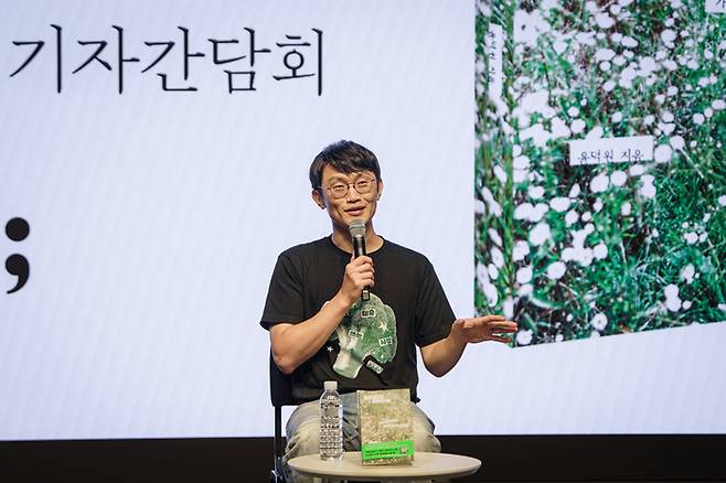 밴드 ‘브로콜리너마저’ 보컬인 윤덕원이 첫 산문집 출간 기자 간담회에서 질문에 답하고 있다. <민음사>