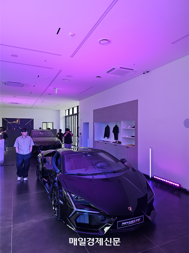 지난 1일 문을 연 부산 해운대구 센텀시티 인근 ‘람보르기니 부산’ 전시장에 방문한 고객들이 차량을 둘러보고 있다. [박동민기자]