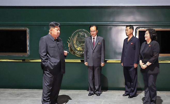 북한 노동당 기관지 노동신문은 2일 김정은 당 총비서가 중국 인민항일전쟁 및 세계반파쑈전쟁승리(전승절) 80주년 기념행사에 참석하기 위해 지난 1일 전용열차로 출발해 2일 새벽 국경을 통과했다고 보도했다.  [노동신문=뉴스1]