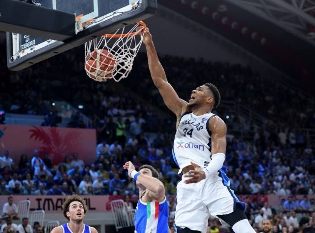 ‘그리스 괴인’ 아데토쿤보는 쉽게 막기 힘든 선수다. 그러나 너키치는 다른 반응을 보였다. 사진=REUTERS=연합뉴스