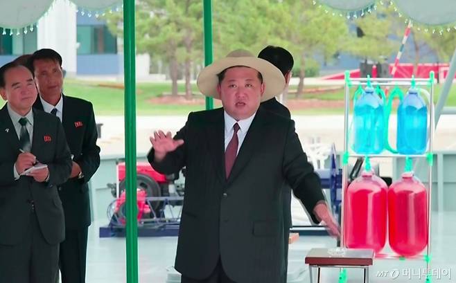 [서울=뉴시스] 김정은 북한 국무위원장이 지난 30일 함경남도 낙원군에 세워진 대규모 바다 양식기지인 낙원군바닷가양식사업소 준공식에 참석했다고 조선중앙TV가 31일 보도했다. (사진=조선중앙TV 캡쳐) 2025.08.31. photo@newsis.com