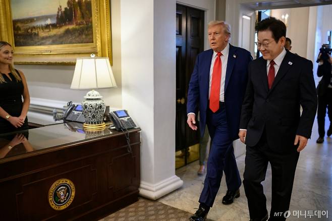 (워싱턴=뉴스1) 류정민 특파원 = 지난 8월 25일(현지시간) 이재명 대통령이 백악관 입구에서 도널드 트럼프 미국 대통령의 영접을 받은 후 이동하고 있다.2025.08.31.(백악관 제공. 재판매 및 DB금지)  Copyright (C) 뉴스1. All rights reserved. 무단 전재 및 재배포,  AI학습 이용 금지.