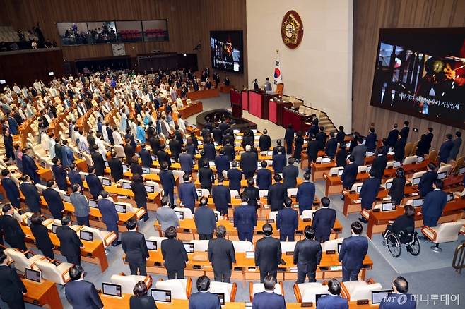 [서울=뉴시스] 조성봉 기자 = 1일 서울 여의도 국회에서 열린 제429회 국회(정기회) 제1차 본회의에서 여야 의원들이 애국가를 부르고 있다. 이날 국민의힘 의원들은 한복 대신 상복을 입고 참석했다. 2025.09.01. suncho21@newsis.com /사진=조성봉
