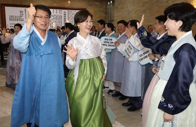 [서울=뉴시스] 조성봉 기자 = 서삼석 더불어민주당 최고위원과 강경숙 조국혁신당 의원이 1일 서울 여의도 국회에서 열린 제429회 국회(정기회) 제1차 본회의에 입장하며 백혜련(오른쪽) 민주당 의원과 인사를 하고 있다.  2025.09.01. suncho21@newsis.com /사진=조성봉