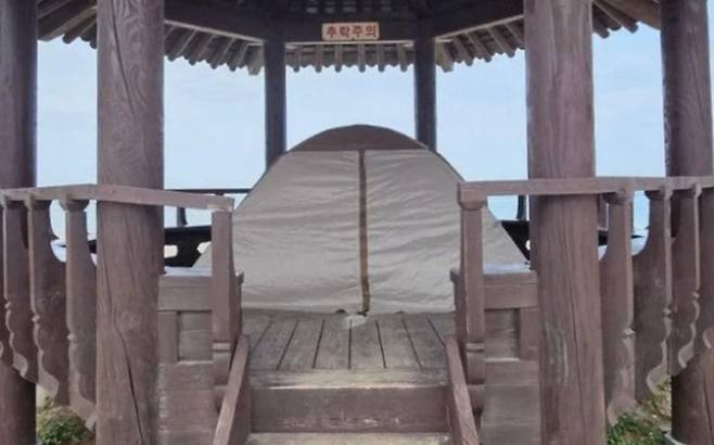 강원 삼척 해변 인근 정자에 한 관광객이 텐트를 친 모습. /사진=온라인 커뮤니티
