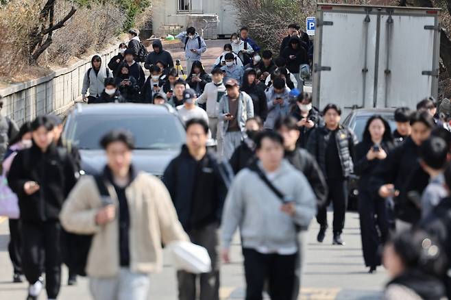 지난 3월15일 서울 용산구 용산고등학교에서 열린 2025년 상반기 1차 경찰공무원 공채 필기시험을 마친 수험생들이 시험장을 나서고 있다. /사진=뉴스1.