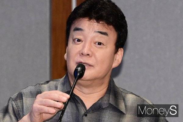백종원 더본코리아 대표가 개인이 가진 주식을 담보로 120억원 규모의 대출을 받아 사재를 출연한다. 백종원 대표가 2024년 10월28일 서울 여의도동 콘래드호텔 서울에서 진행된 더본코리아 IPO기자간담회에 참석해 코스피 상장 이후 미래 사업 전략과 비전을 밝히는 모습. /사진=임한별 기자