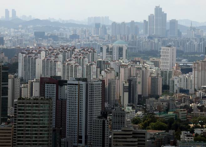 서울 강남3구(강남·서초·송파)와 마용성(마포·용산·성동) 등 고가 지역에 대한 규제 영향이 미미하다는 평가가 나온다. 사진은 서울 중구 남산에서 바라본 도심 아파트 모습. /사진=뉴시스