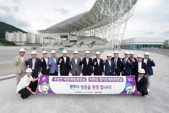 지난달 29일 경기 광주시 양벌동 일원 광주시종합운동장 건립 현장에서 유승민(가운데) 대한체육회장과 방세환(왼쪽 여섯번째) 광주시장이 현장 시찰을 마친 뒤 기념촬영하고 있다. 경기 광주시청 제공