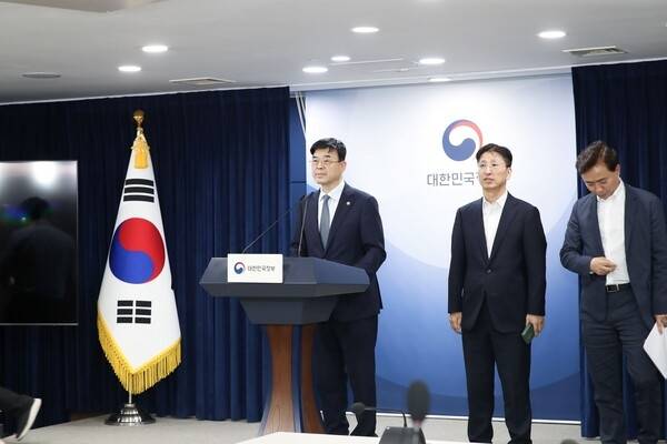 지난달 21일 이상경 국토교통부 1차관이 실거주 목적이 없는 외국인의 서울·수도권 주택 매입 금지를 골자로 한 외국인 대상 토지거래 허가제 도입에 대해 브리핑을 하고 있다.  국토부 제공