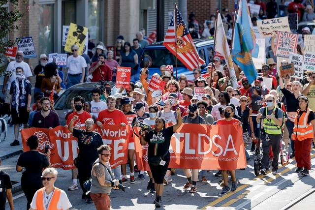 “억만장자보다 노동자를”  : 미국 노동절인 1일 조지아주 애틀랜타에서 친민주당 성향 시민들과 노동자들이 ‘억만장자보다 노동자를’(Workers over Billionaires) 시위에 참여해 부유한 기업가들이 도널드 트럼프 행정부에 막대한 영향력을 끼치는 것을 규탄하고 있다. 이날 미국 50개 주 전역에서 1000건 이상의 노동절 시위와 행진이 이어졌다.  EPA 연합뉴스
