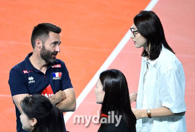 김연경과 세자르 프랑스 대표팀 감독이 이야기를 나누고 있다 / 진주(경남) = 유진형 기자 zolong@mydaily.co.kr