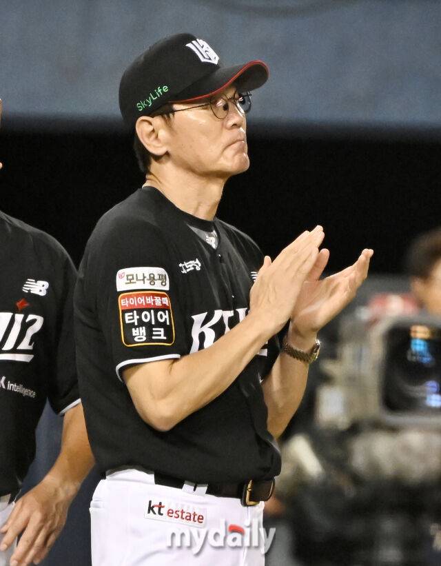 22일 오후 서울 잠실야구장에서 진행된 '2025 프로야구 KBO리그' 두산베어스와 KT위즈의 경기. KT 이강철 감독이 13-8로 승리한 뒤 박수를 치고 있다./마이데일리