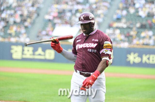 2025년 5월 15일 오후 서울 잠실구장에서 진행된 '2025 신한 SOL뱅크 KBO 리그' 키움 히어로즈와 LG 트윈스의 경기. 키움 푸이그가 2회초 선두타자로 나와 삼진을 당한 뒤 허탈해하고 있다./마이데일리