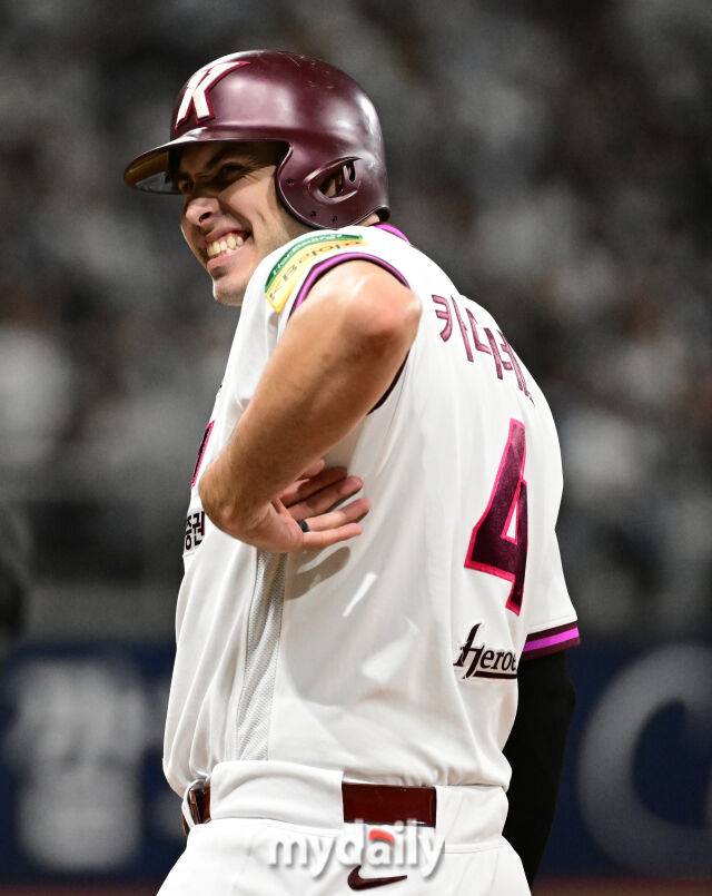 2025년 4월 23일 오후 서울 고척스카이돔에 진행된 '2025 신한 SOL뱅크 KBO 리그' 두산 베어스와 키움 히어로즈의 경기. 키움 카디네스가 7회말 2사 1루서 두산 이영하의 투구에 맞은 뒤 고통스러워하고 있다./마이데일리