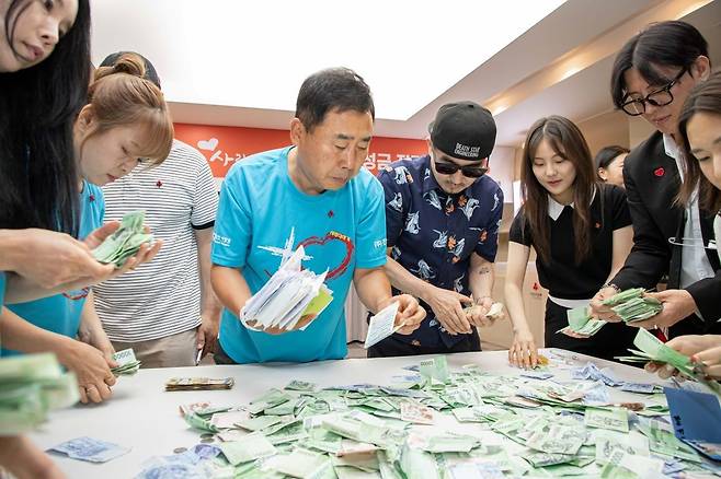 나눔을 위해 모은 돈을 세는 기분도 보람과 명예로 가득하다. 가수 박상민 씨와 개그맨 황기순 씨가 직원들과 함께 ‘사랑더하기’ 거리 모금 성금을 집계하고 있다
