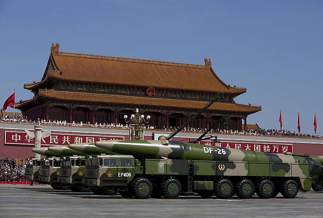 DF-26 탄도미사일을 탑재한 군용 차량들이 지난 2015년 9월 3일(현지시간) 베이징에서 열린 제2차 세계대전 종전 70주년 기념 군사 퍼레이드에서 천안문 성루 앞을 지나가고 있다. [게티이미지]