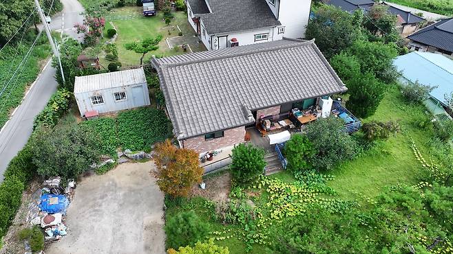 경기도 안성시 발화동에 소재한 한 전원주택이 오는 9월 최저가 2억원대에 매각을 진행할 예정이다.  이건욱 PD