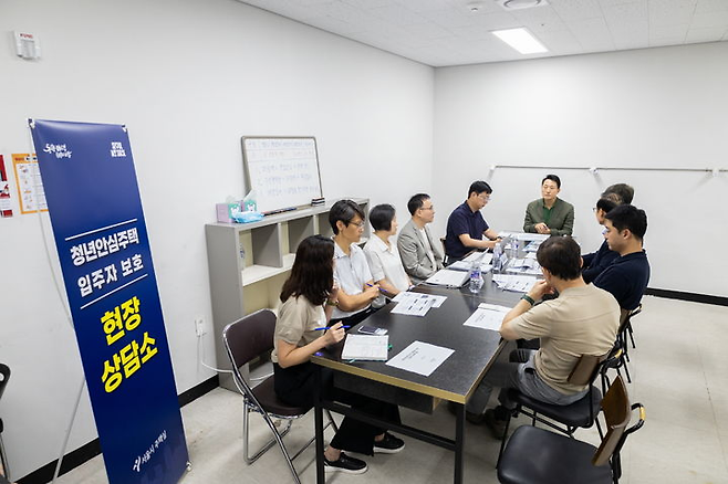 오세훈 서울시장이 지난달 24일 오전 잠실센트럴파크에 마련된 ‘청년안심주택 입주자 보호 주말 현장상담소’를 방문해 최근 발생한 청년안심주택 강제경매 등의 사태를 점검하고, 상담소 운영상황을 확인하고 있다.  [서울시 제공]