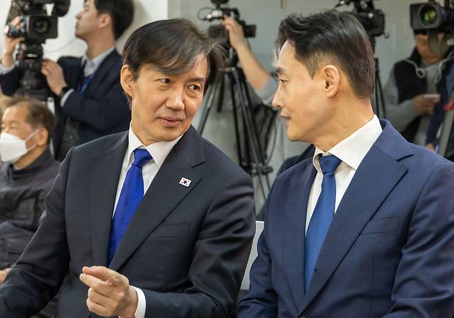 조국 조국혁신당 대표(왼쪽)과 윤재관 수석대변인. [조국혁신당 제공]