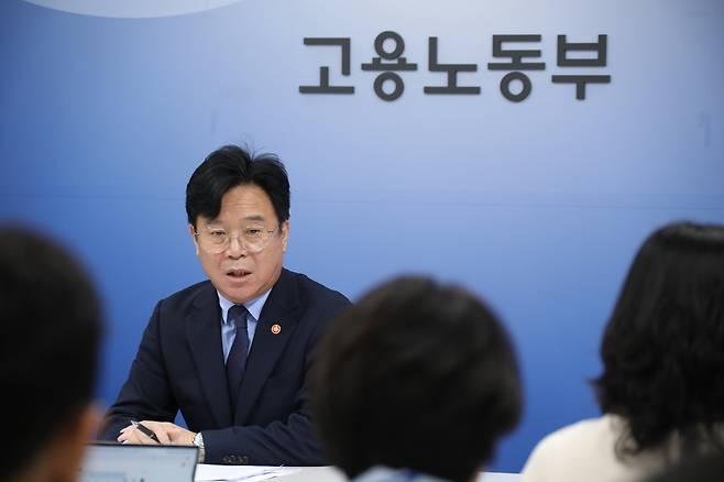 김영훈 고용노동부 장관이 1일 정부세종청사에서 출입기자 간담회를 진행하고 있다. 김 장관은 이날 고용노동부의 공식 약칭을 ‘고용부’에서 ‘노동부’로 바꿨다고 밝혔다. [고용노동부 제공]