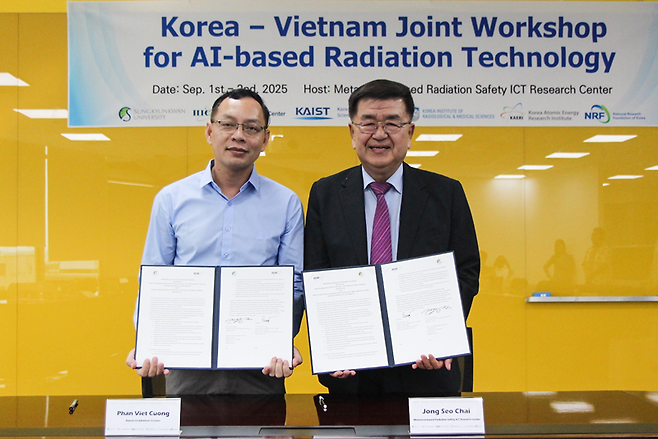 성균관대 메타버스기반방사선안전ICT연구센터 채종서 센터장(오른쪽)이 하노이 방사선조사센터 판 비엣 끄응 소장과 MOU를 체결하고 있다. [성균관대 제공]