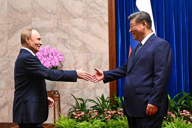 시진핑 중국 국가주석이 2일 중국 베이징에서 블라디미르 푸틴 러시아 대통령과 만나 악수하고 있다. [타스]