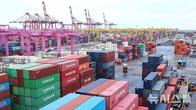 [인천=뉴시스] 전진환 기자 = 1일 산업통상자원부가 발표한 '8월 수출입 동향'에 따르면 수출은 1년 전보다 1.3% 증가한 584억 달러(81조1176억원)로 동월 기준 역대 최대치를 기록했다. 우리나라 주력 수출 품목인 반도체는 역대 최대 실적을 경신했고, 자동차 역시 8월 기준 최대 실적을 기록하며 수출 증가세를 주도했다. 다만 상호관세 영향으로 미국으로의 수출은 전년 대비 12% 감소했다. 이 날 인천 연수구 인천신항 컨테이너 터미널에 컨테이너가 쌓여 있다. 2025.09.01. amin2@newsis.com