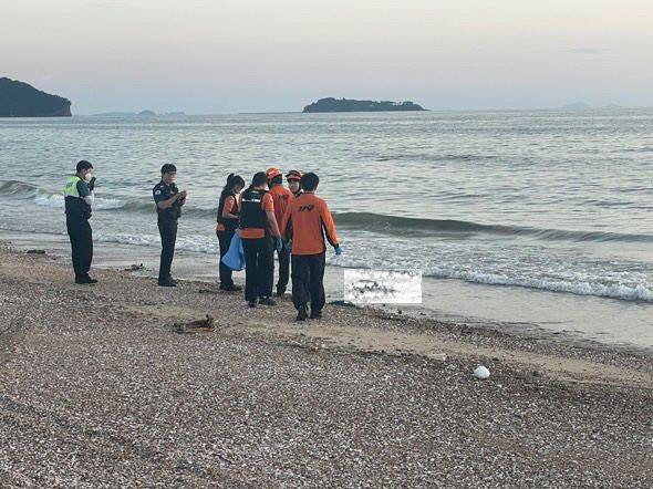 [태안=뉴시스] 지난달 30일 오후 6시50분께 충남 태안 꽃지해수욕장 해변에서 하반신만 있는 사체를 해경과 소방대원이 수습하고 있다. (사진=독자 제공) 2025.09.02. photo@newsis.com *재판매 및 DB 금지