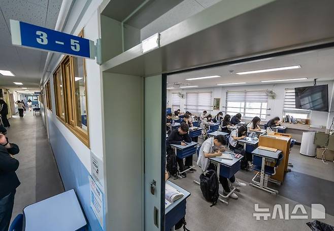 [서울=뉴시스] 사진공동취재단 = 2026학년도 대학수학능력시험 6월 모의평가 시행일인 6월 4일 서울 금천구 금천고등학교에서 학생들이 시험 시작 전 마지막 점검을 하고 있다. 2025.06.04. photo@newsis.com **기사 내용과 직접 관련 없습니다**