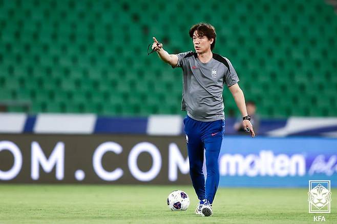 [서울=뉴시스]  2026 FIFA 북중미 월드컵 3차 예선 이라크와의 경기를 앞둔 축구대표팀 홍명보 감독이 4일(현지 시간) 이라크 바스라국제경기장에서 선수들 훈련을 지켜보고 있다. (사진=대한축구협회 제공) 2025.06.05. photo@newsis.com *재판매 및 DB 금지