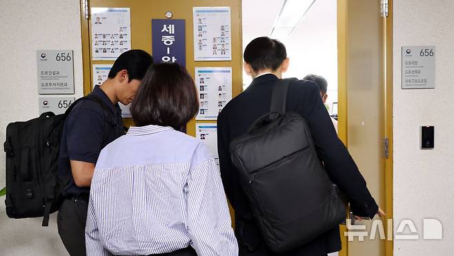 [세종=뉴시스] 강종민 기자 = 양평고속도로 특혜  의혹 관련 국토교통부 압수수색에 나선 김건희 특검팀이 지난 7월 14일 오전 정부세종청사 국토부 도로국장실로 들어가고 있다. 2024.09.02. ppkjm@newsis.com