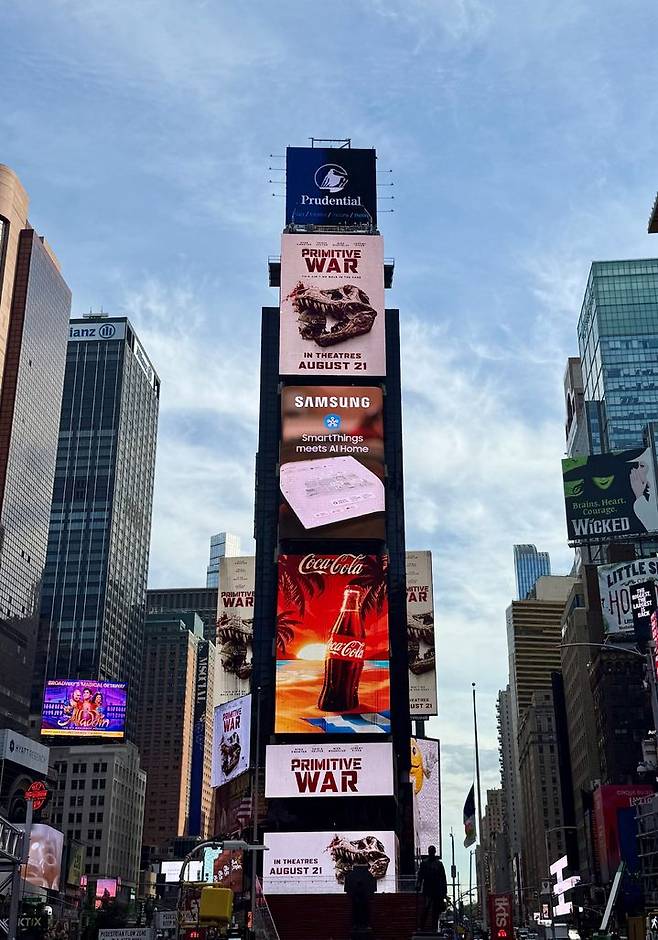 [서울=뉴시스]삼성전자가 미국 뉴욕 타임스 스퀘어에서 진행 중인 '스마트싱스로 완성한 AI 홈' 영상 캠페인. (사진=삼성전자 제공) 2025.09.02. photo@newsis.com *재판매 및 DB 금지