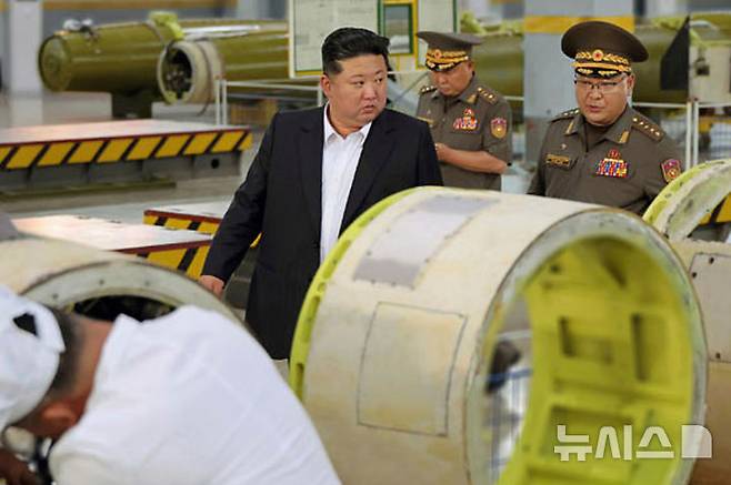 [평양=AP/뉴시스] 북한 당국이 1일 공개한 사진에 김정은 북한 국무위원장이 지난달 31일 북한의 장소가 밝혀지지 않은 신형 무기 공장을 현지 지도하고 있다. 2025.09.02.