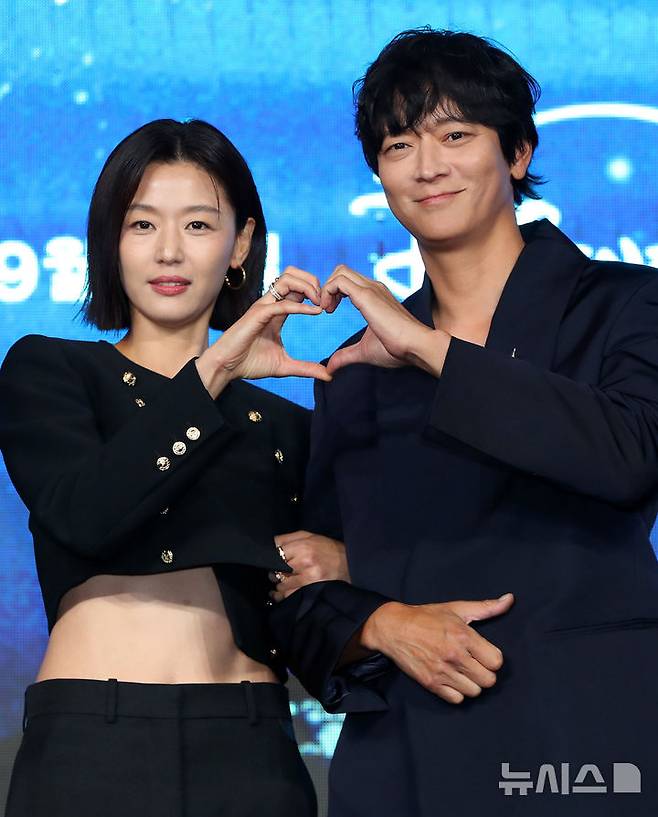 [서울=뉴시스] 김혜진 기자 = 배우 전지현(왼쪽), 강동원이 2일 오전 서울 종로구 포시즌스 호텔에서 열린 디즈니 플러스 오리지널 시리즈 '북극성' 제작발표회에서 포즈를 취하고 있다. 2025.09.02. jini@newsis.com