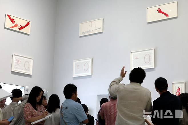 [서울=뉴시스] 박진희 기자 = 국제갤러리는 2일 서울 종로구 국제갤러리 K3에서 루이즈 부르주아(Louise Bourgeois)의 개인전 'Rocking to Infinity'를 개최한다. 2025.09.02. pak7130@newsis.com