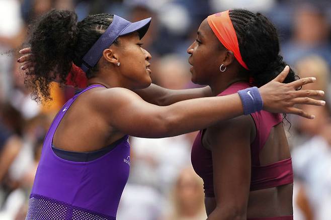 [뉴욕=AP/뉴시스] 오사카 나오미(24위·일본, 왼쪽)가 1일(현지 시간) 미국 뉴욕의 빌리진킹 내셔널 테니스 센터에서 열린 US 오픈 여자 단식 16강전에서 코코 고프(3위·미국)를 물리친 후 인사를 나누고 있다. 오사카가 우승 후보였던 고프를 2-0(6-3 6-2)으로 꺾고 메이저 대회 4년 만에 8강에 올라 카롤리나 무호바(13위·체코)와 격돌한다. 2025.09.02.